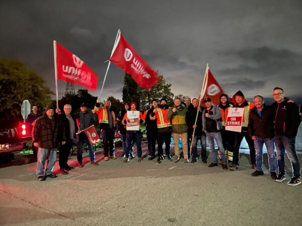 Unifor-Seaway-workers-on-strike-