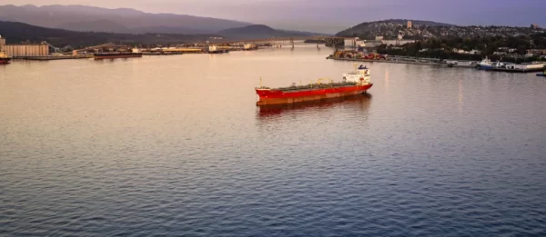 2022-Bulk-ship-in-harbour-20221013_VanPort_Heli_4143_2.jpg-1024×445