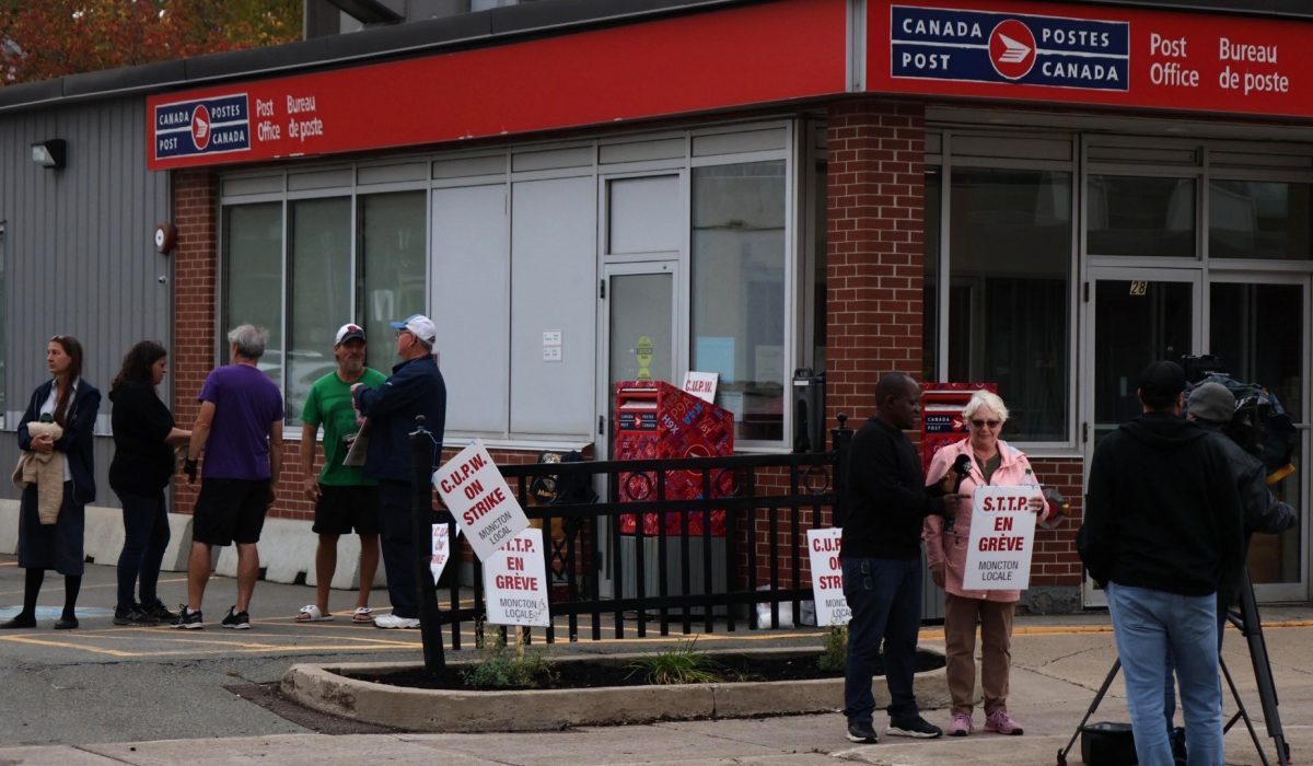 Canada-Post-contract-roll-back_1