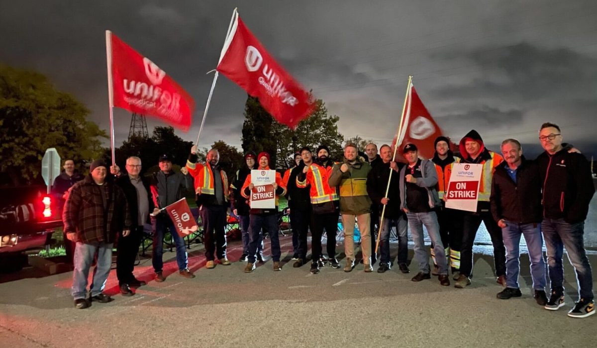 Unifor-Seaway-workers-on-strike-
